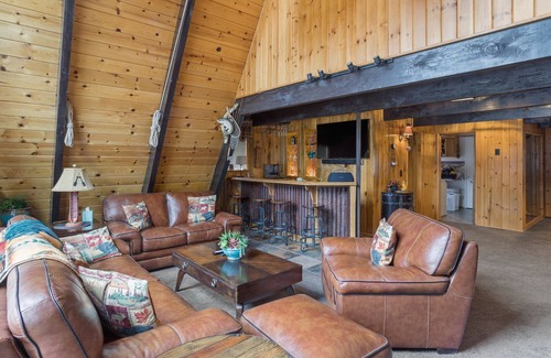 Woodlands Cabin | Charming 3 Bd Family CABIN with Hot Tub & Boat-Bar