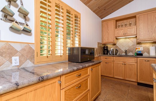 Anchor Bay House | Charming 3 BDR Bungalow Just 1 Min from the Coast! 5 Min to Downtown Gualala