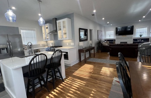 North Hi Mount House | Charming 3-bdrm , 2 bath, walk to Dickies Arena, Will Rogers, Museum or Omni