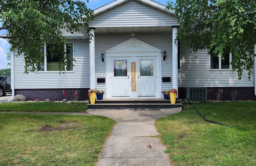 Oshkosh House | Charming 3+ bdrm 3 bath house in Oshkosh on Sawyer Creek & Fox River near EAA