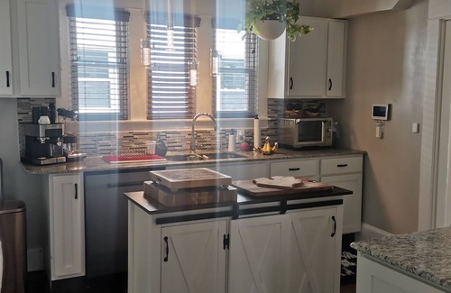 Springfield House | Charming 3 bed/2 bath town home with gorgeous back yard