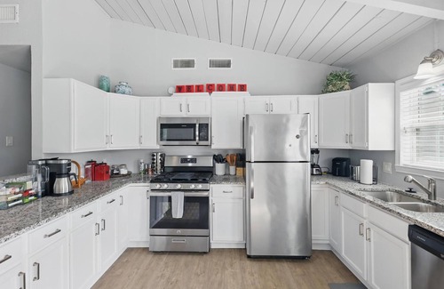 Richardson House | Charming 3-Bed/2-Bath Hidden Gem w Yard (Sleeps 6)