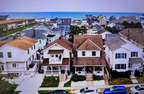 Wall House | Charming 3 BED, 2 BATH shorehouse only 8 houses to beach , boardwalk & eateries!