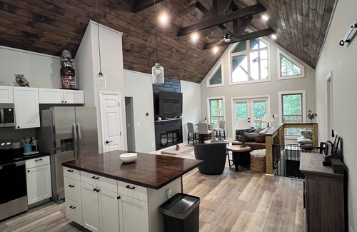 Demorest House | Charming 3 Bed 2 bath Riverfront New! Chic Home in Demorest, GA mountains.