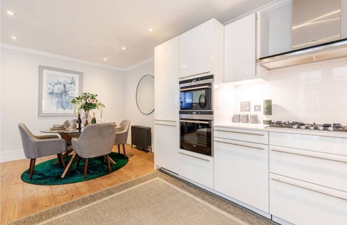 City of Westminster Apartment | Charming 3 Bed Apartment with AC, WiFi in Marylebone