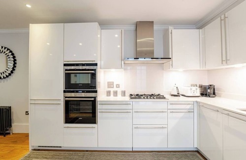 City of Westminster Apartment | Charming 3 Bed Apartment with AC, WiFi in Marylebone