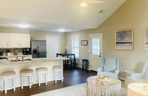 Oxford House | Charming 3 bed home in beautiful Oxford. Close to square, campus, and MTrade.