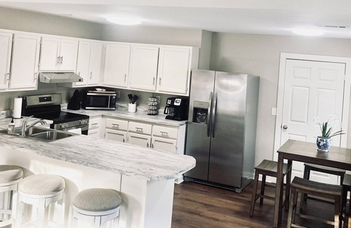 Oxford House | Charming 3 bed home in beautiful Oxford. Close to square, campus, and MTrade.