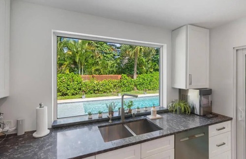 Island Estates House | Charming 3-bedroom house in amazing Lake Worth Beach with WiFi, AC, private pool