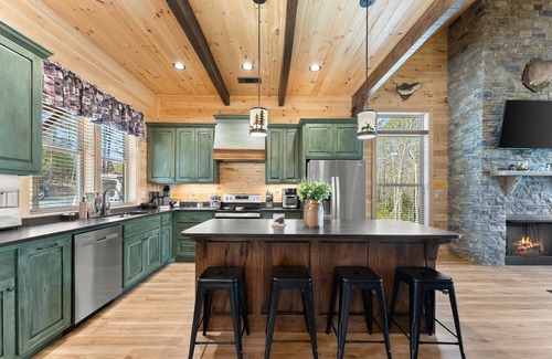 Sautee Nacoochee Cabin | Charming 3-bedroom cabin in Sautee Nacoochee. Amazing mountain views.