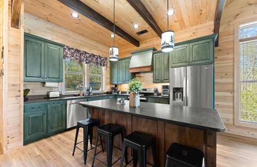 Sautee Nacoochee Cabin | Charming 3-bedroom cabin in Sautee Nacoochee. Amazing mountain views.