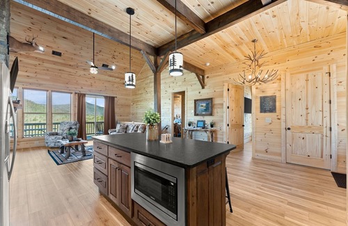 Sautee Nacoochee Cabin | Charming 3-bedroom cabin in Sautee Nacoochee. Amazing mountain views.