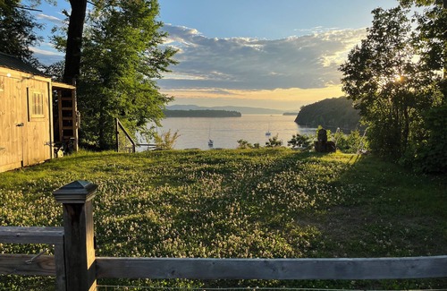 South Burlington House | Charming 3-bedroom house on Lake Champlain AC/Heat/Fireplace/Hot Tub/Theatre