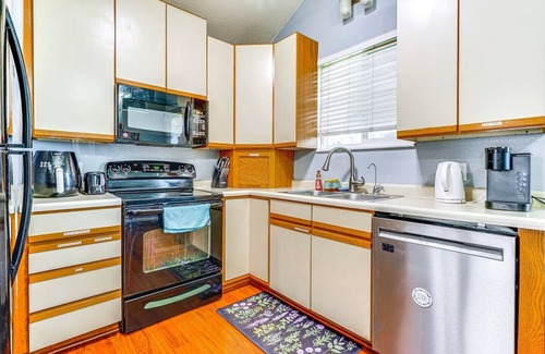 West Valley City House | Charming 3-bedroom townhome with WiFi and AC in West Valley City