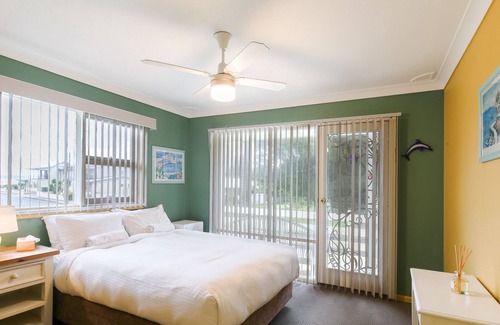 Batehaven Apartment | Charming 3-Bed with Water Views Near Beach