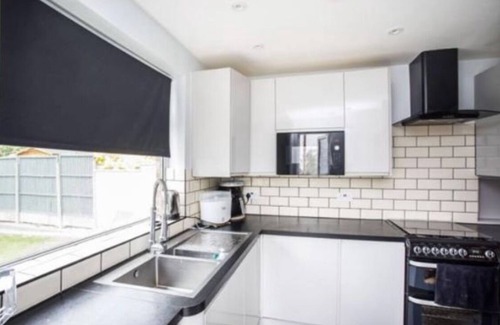 Hunton Bridge House | Charming 3-Bedroom Farmhouse-Style Retreat in Abbots Langley Village
