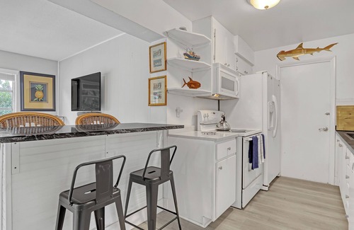 Lake Clarke Shores House | Charming 3-bedroom poolhome with hot-tub close to PBI & Downtown West Palm Beach