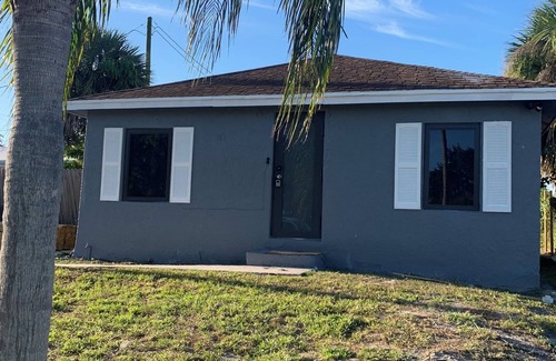 Riviera Beach House | Charming 3-bedroom house with AC, WiFi in lovely West Palm Beach