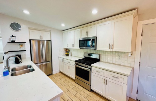 Imperial Beach House | Charming 3-bedroom house with WiFi and fenced in back yard with firepit.