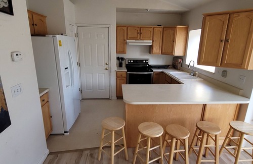 Salt Lake City House | Charming 3-bedroom 2 Bathrooms, Living room -Kitchen