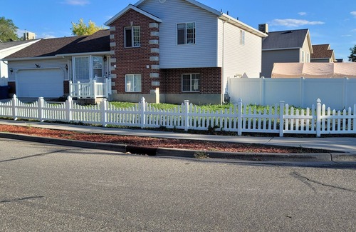 Salt Lake City House | Charming 3-bedroom 2 Bathrooms, Living room -Kitchen
