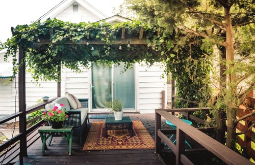 Northwest Cottage | Charming 3-bedroom vintage beach cottage 5 minute walk to the Chesapeake Bay!