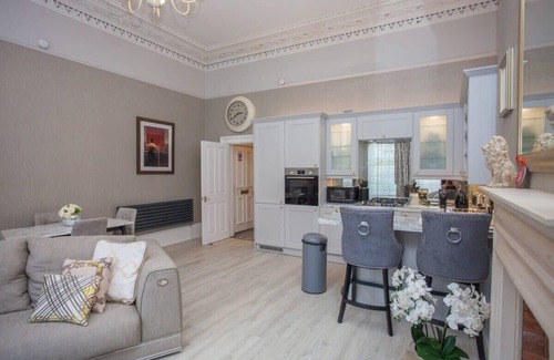 Glasgow Westend Apartment | Charming 3-Bedroom Retreat in Glasgow West End