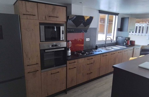 La Possession House | Charming 3-bedroom house with AC and WiFi in La Possession