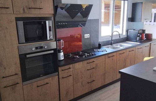 La Possession House | Charming 3-bedroom house with AC and WiFi in La Possession
