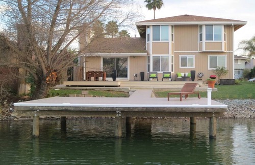 Discovery Bay House | CHARMING 3 BEDROOM LAKE FRONT HOUSE WITH FAST WIFI IN DISCOVERY BAY