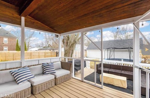 Grosse Pointe House | Charming 3-bedroom 3.5 bath house in desirable Grosse Pointe, MI