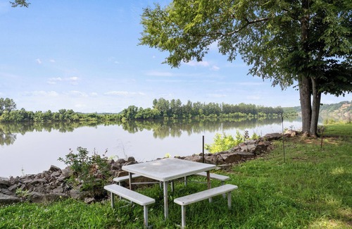 Morris Chapel Cabin | Charming 3-bedroom Tennessee River cabin with WiFi, AC & dock near Savannah, TN