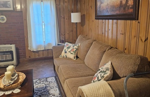 Mountain Rest House | Charming 3-bedroom house in peaceful Mountain Rest with AC, WiFi