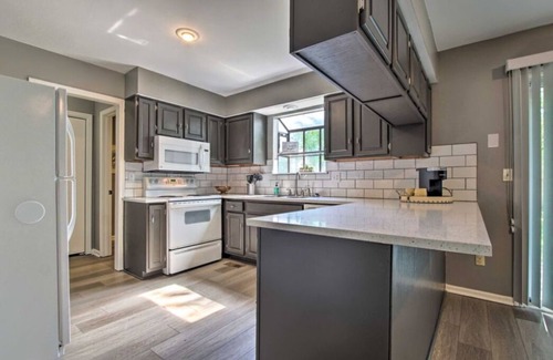 Overland Park Condo | Charming 3-bedroom condo in peaceful Overland Park with AC