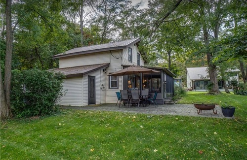 Pulteney Cottage | Charming 3 bedroom, 1.5 bathroom cottage;WiFi, AC, steps to the water, dock slip