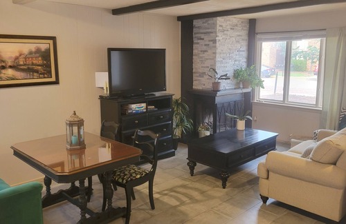 Bowie House | Charming 3 Bedroom & 2.5 Bath w/Pool and Playground