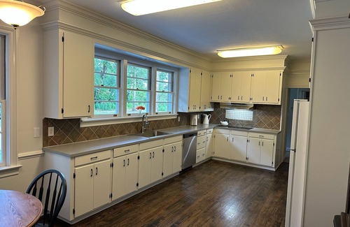 Summit House | Charming 3-bedroom 4 bathroom house in town, safe, close to everything!