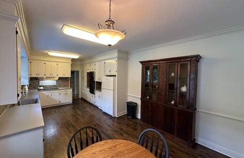 Summit House | Charming 3-bedroom 4 bathroom house in town, safe, close to everything!