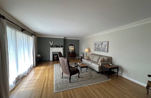 Summit House | Charming 3-bedroom 4 bathroom house in town, safe, close to everything!