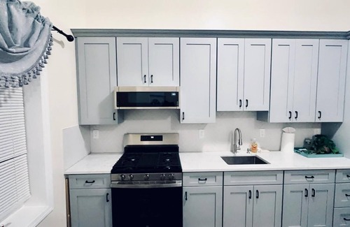 Elizabeth Apartment | Charming 3-bedroom apartment in Elizabeth with AC