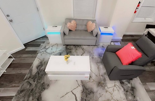 Elizabeth Apartment | Charming 3-bedroom apartment in Elizabeth with AC