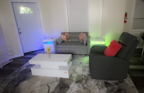 Elizabeth Apartment | Charming 3-bedroom apartment in Elizabeth with AC