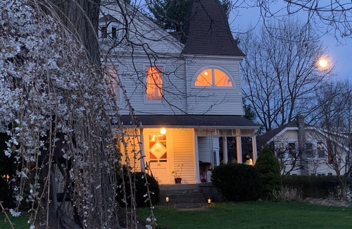 Millbrook Apartment | Charming 3-bedroom apartment on 2nd floor in Millbrook NY, right in the village