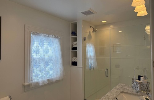 Millbrook Apartment | Charming 3-bedroom apartment on 2nd floor in Millbrook NY, right in the village