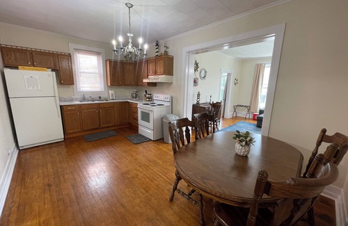Nauvoo Apartment | Charming 3-bedroom apartment with WiFi, AC in welcoming Historic Nauvoo.