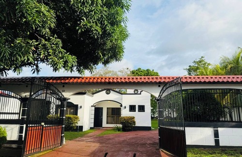 Ticuantepe House | Charming 3-bedroom Black & White house in peaceful Ticuantepe with AC