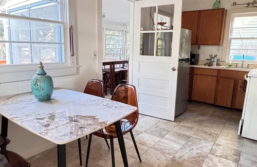 Baiting Hollow Cottage | Charming 3-bedroom beachfront cottage with WiFi, AC in welcoming Calverton