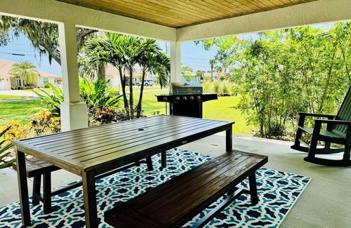 Edgewater House | Charming 3-bedroom bungalow with 2 single kayaks in Edgewater