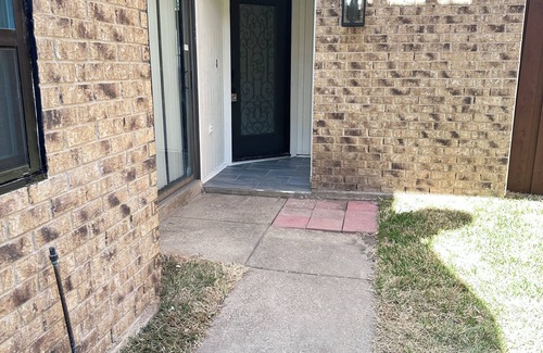 Garland House | Charming 3-bedroom bungalow in Garland with AC