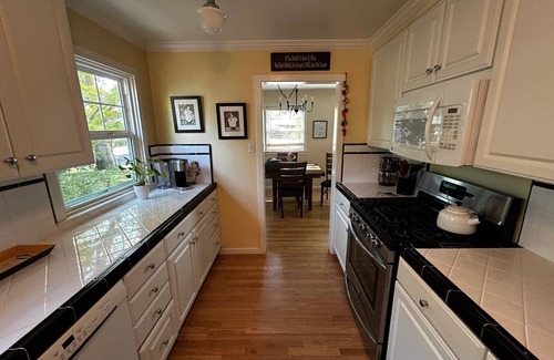 East Sacramento House | Charming 3-bedroom cottage in East Sacramento!